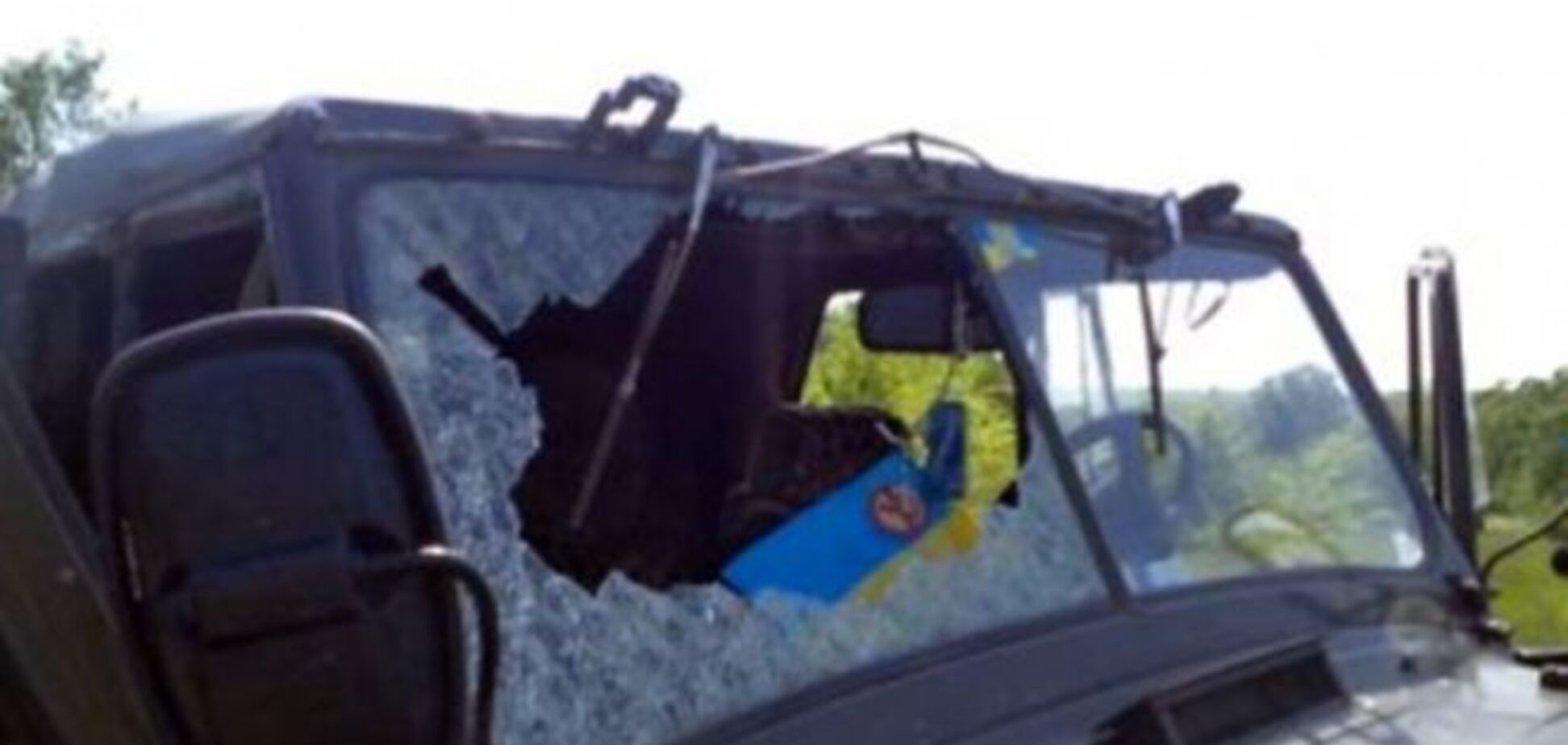 Авто контролеров прекращения огня опять обстреляли на Донбассе: фотофакт