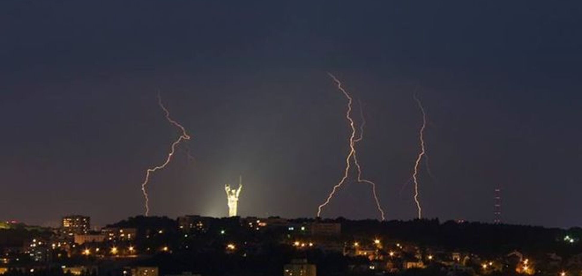 Фото вечірньої грози у Києві підірвали Мережу