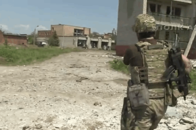 'Не шахтеры выкапывают из земли снаряды'. 'Азов' рассказал, против кого воюют в Широкино: видеофакт