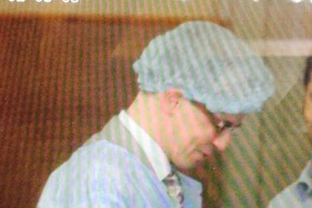 Российский консул наконец-то проведал ГРУшников и сбежал от журналистов