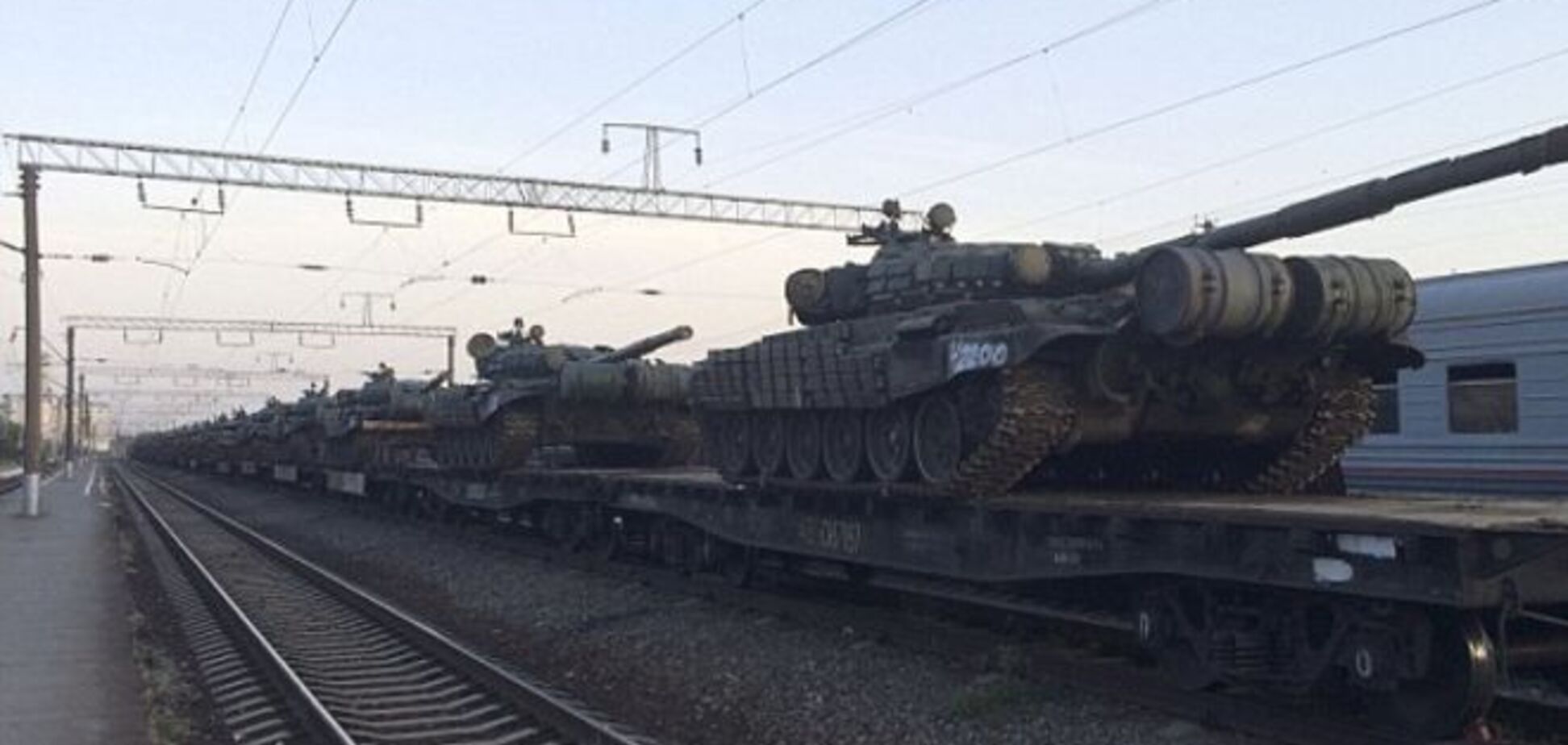У границы Украины 'засекли' колонну российских танков