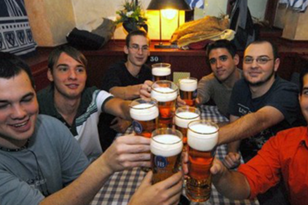 Назван самый дешевый город Европы для туристов, любящих выпить