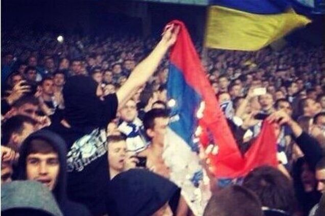 Фанаты 'Днепра' сожгли флаг России в финале Лиги Европы