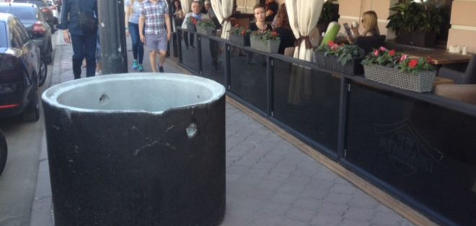 В Киеве появилась гигантская мусорная урна: фотофакт