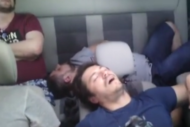 Тяжела роль артиста: уставший Сергей Притула уснул среди комиков