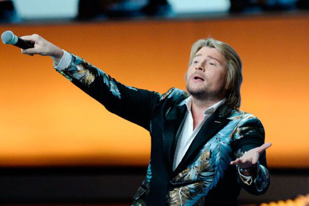 Басков дважды упал на сцене из-за Бони