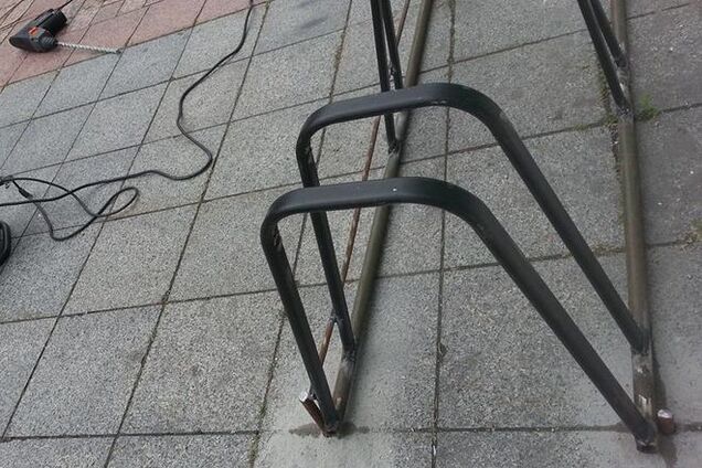 Возле Рады устанавливают странную парковку для велосипедов: фотофакт