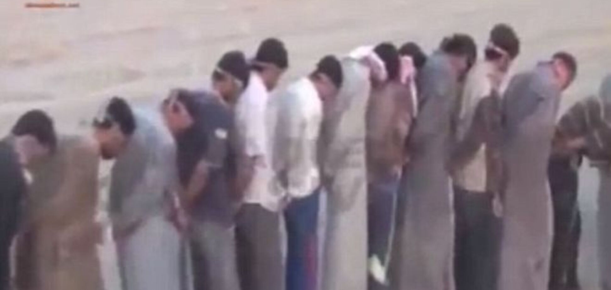 Сотни связанных иракцев провели через пустыню: шокирующее видео