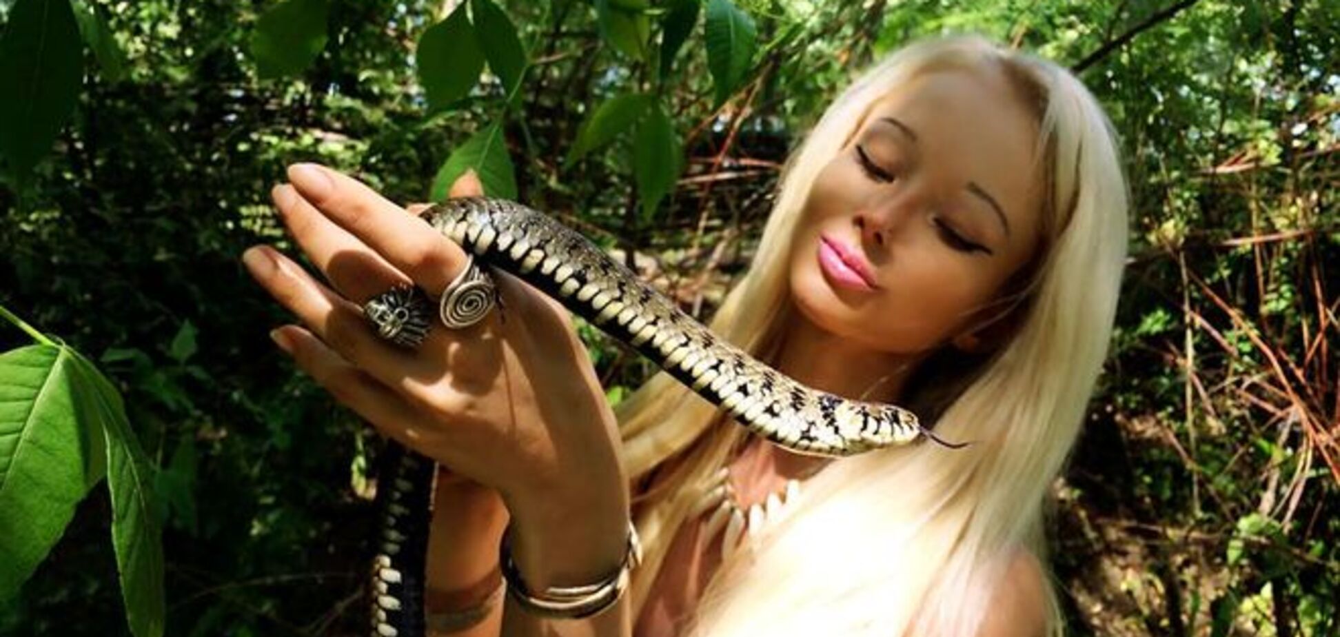 'Одесская Барби' обнаженной позабавилась со змеем у реки: фотофакт
