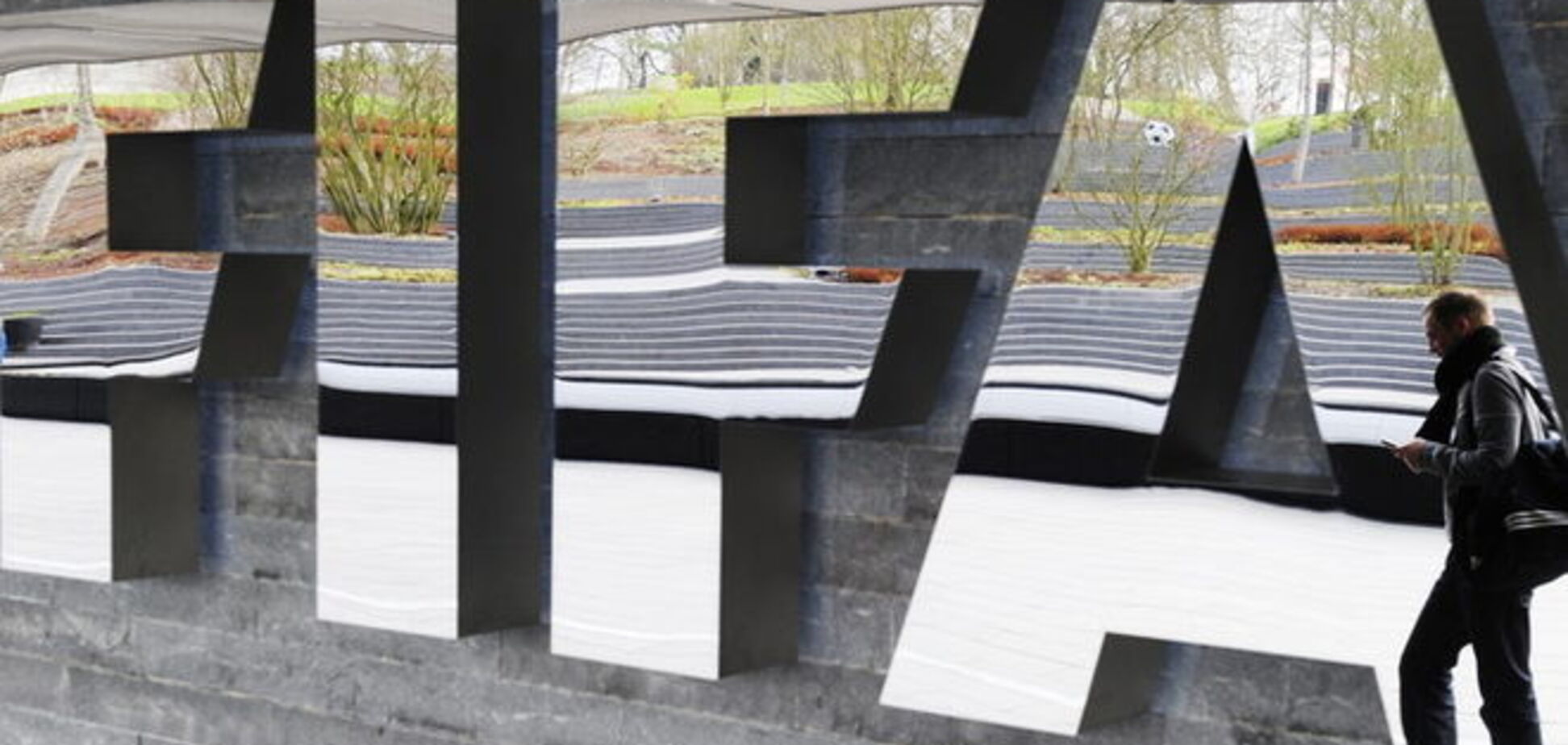 В Швейцарии за взятки на $150 млн арестованы топ-чиновники ФИФА