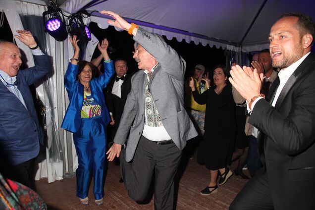 В Каннах украинские деятели кино плясали и пели гимн