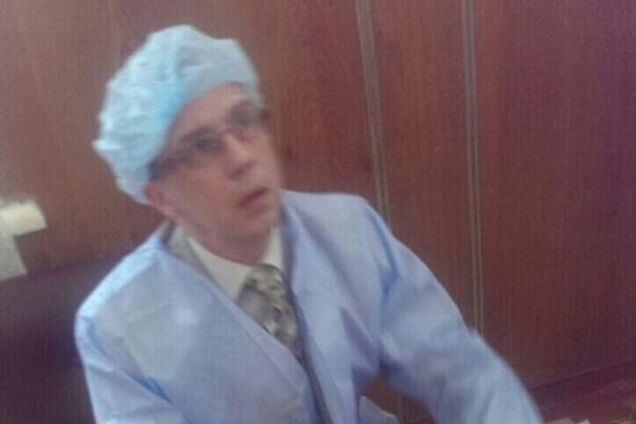 Российский консул навестил ГРУшников 'с соблюдением норм гигиены': фотофакт