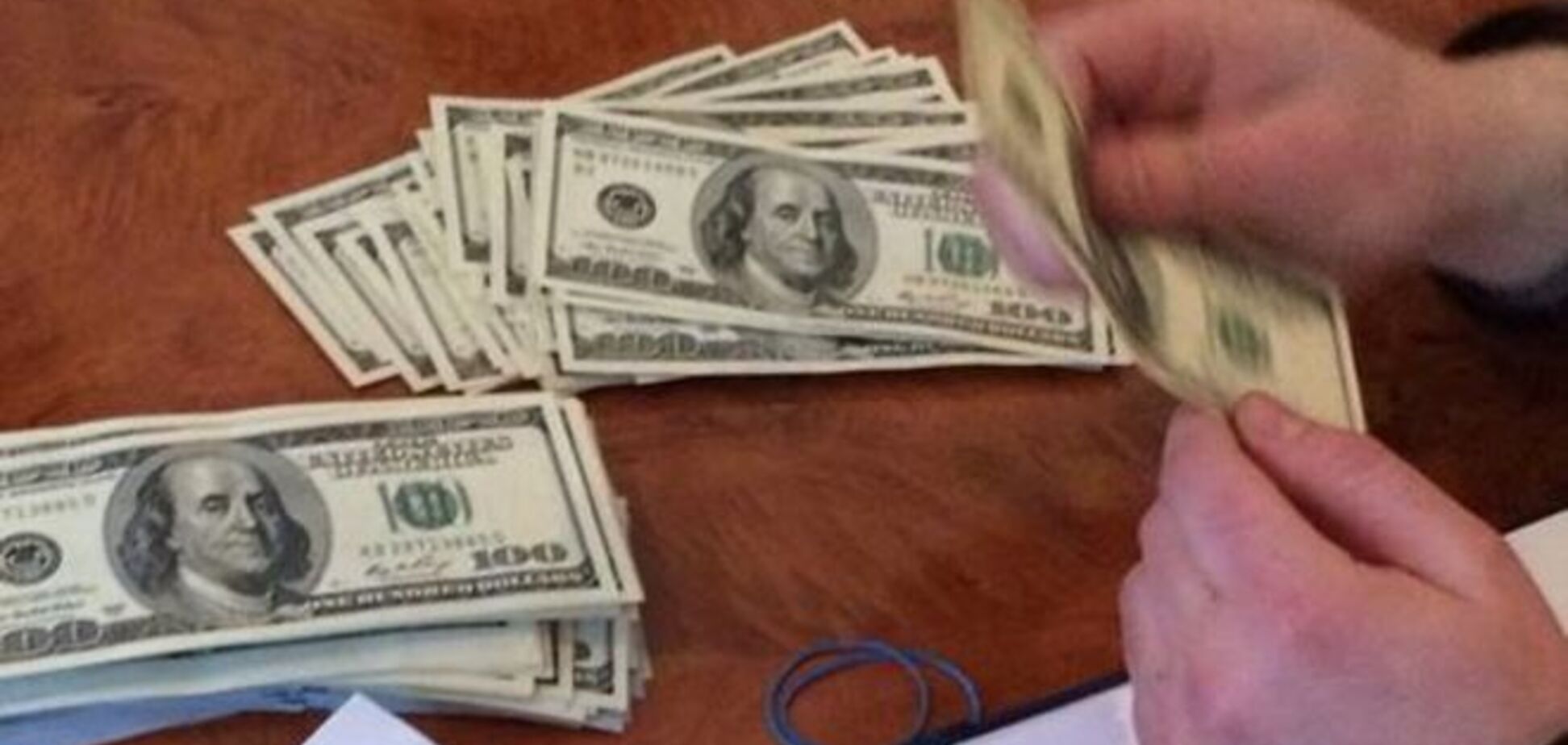 Днепропетровского налоговика схватили за руку, когда он брал взятку в 2,2 млн гривен