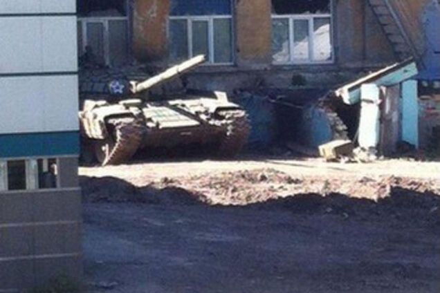 Припарковались! В Донецке террористы спрятали танк во дворе жилого дома: фотофакт