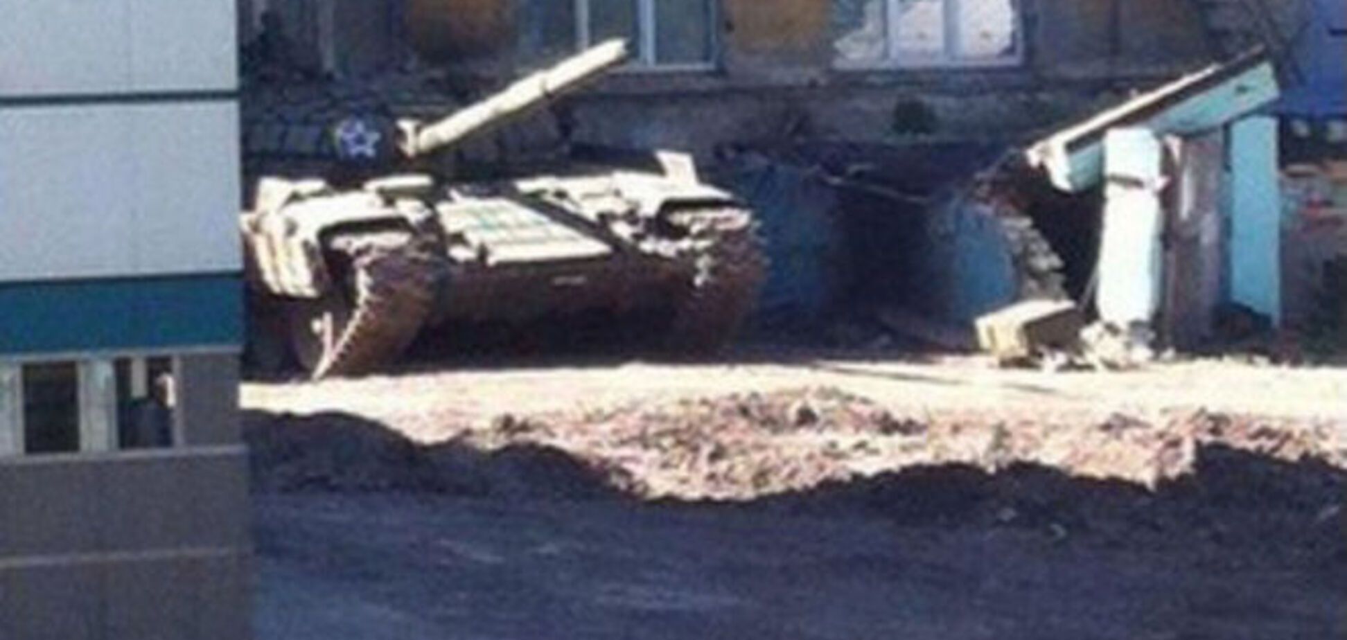 Припарковались! В Донецке террористы спрятали танк во дворе жилого дома: фотофакт
