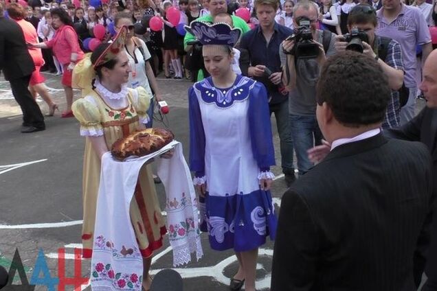 Кокошники, пилотки и Кобзон: как в 'ДНР' празднуют последний звонок