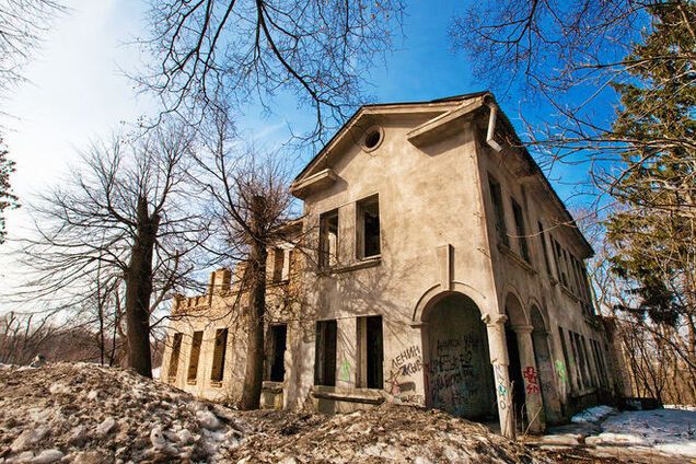 В Киеве рухнул второй этаж заброшенной дачи Хрущева