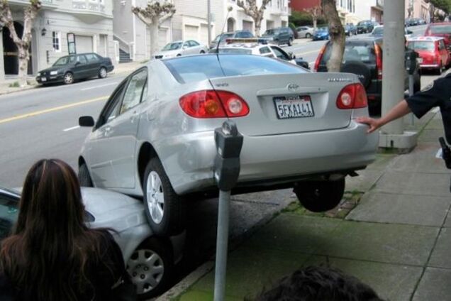 Як для 'блондинок': 6 простих правил, щоб навчитися паркуватися