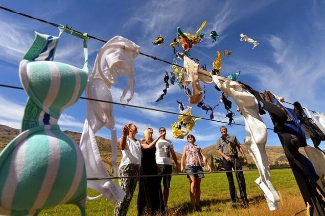 Женские прелести: в Новой Зеландии стоит забор с тысячами лифчиков