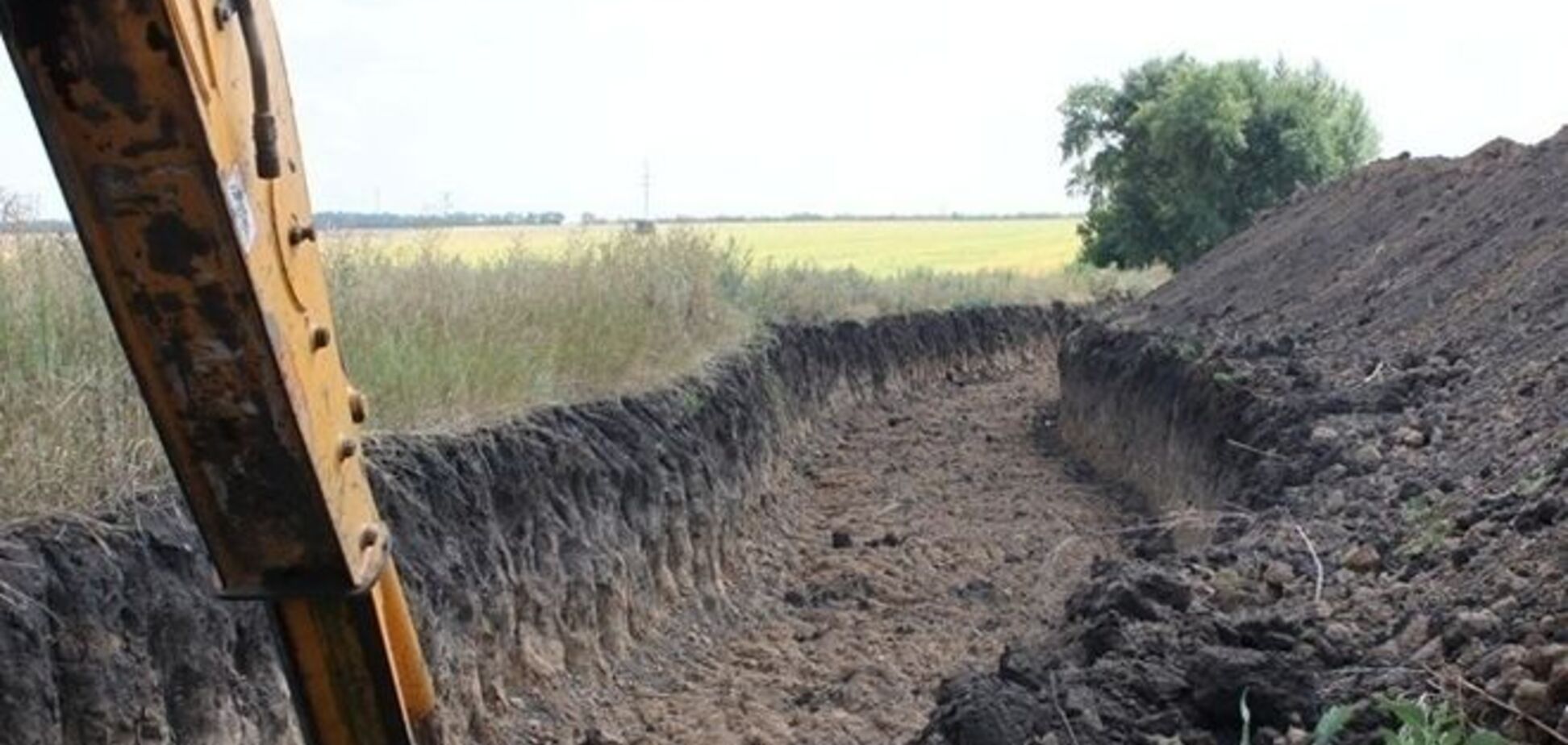 В России объяснили, зачем вырыли ров на границе с оккупированным Донбассом
