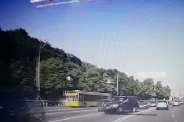 Масштабное ДТП возле моста Патона в Киеве: появилось видео столкновения