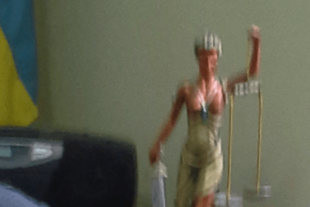 И смех, и грех. 'Правый сектор' отобрал у судьи 'полуголую Фемиду'