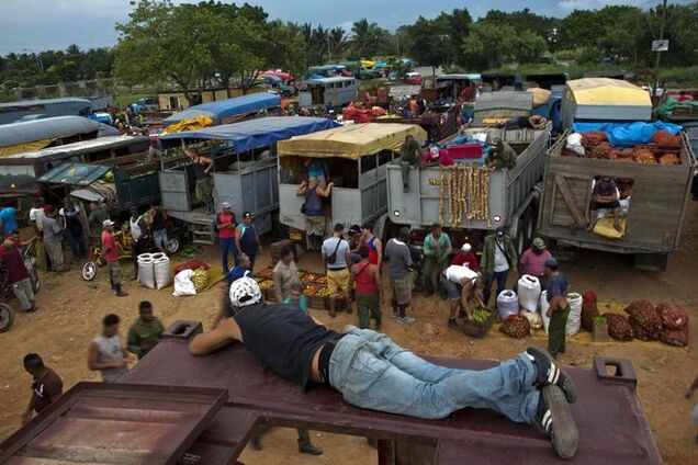 Жизнь на Кубе: как выглядит уличный рынок в Гаване