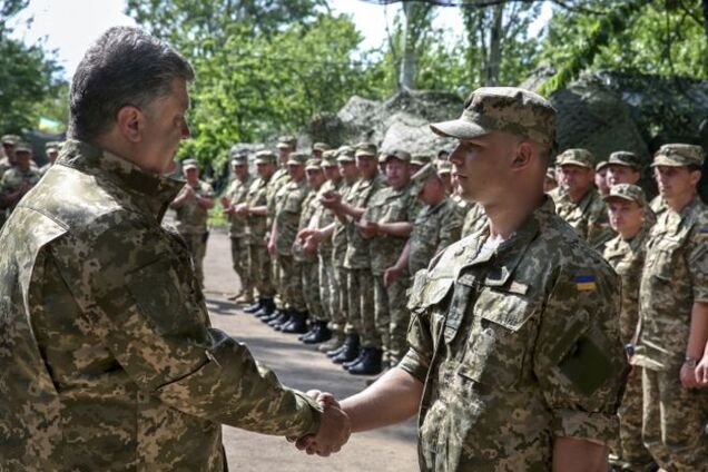 Порошенко наградил бойцов, захвативших в плен ГРУшников