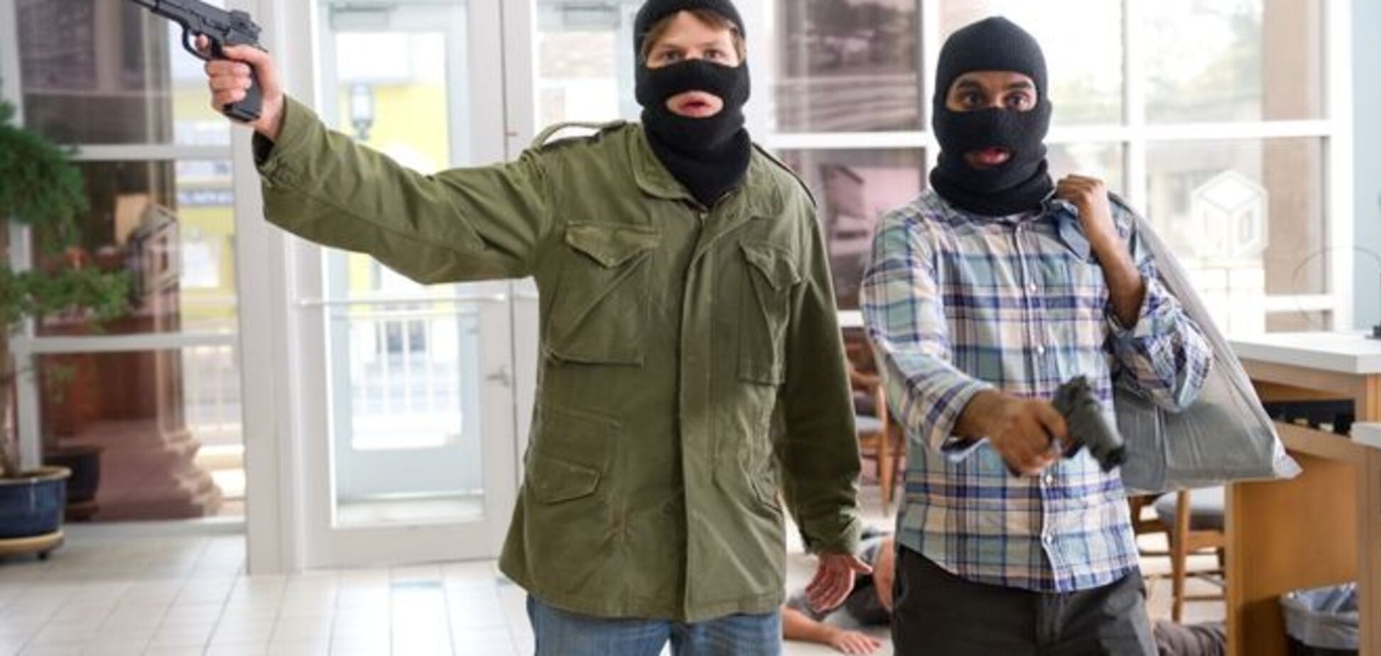 В продуктовом магазине Киева неизвестные с оружием 'сняли кассу'