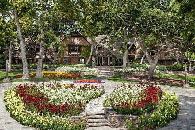 Ранчо Майкла Джексона выставили на продажу за $100 млн: яркие фото сказочного поместья