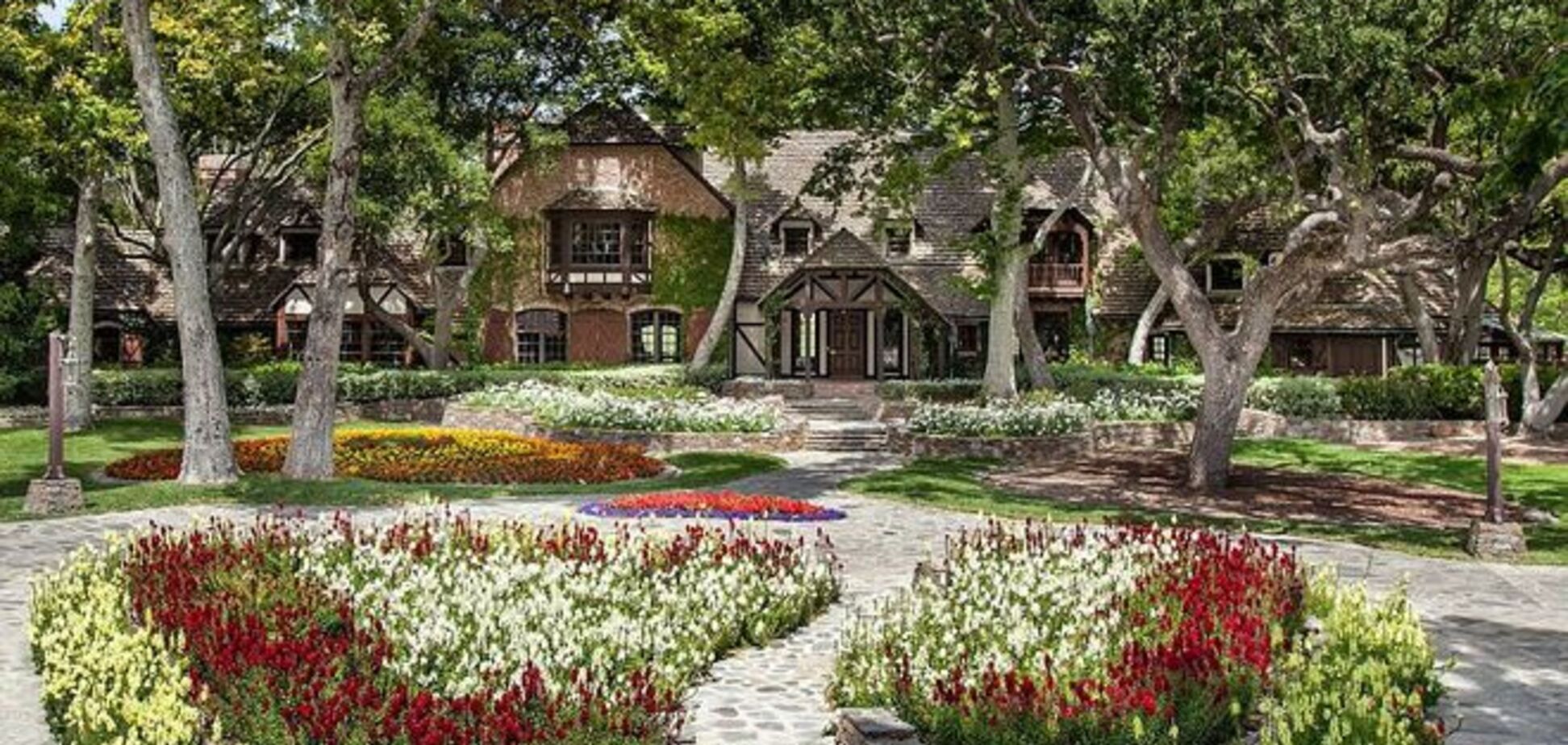 Ранчо Майкла Джексона выставили на продажу за $100 млн: яркие фото сказочного поместья