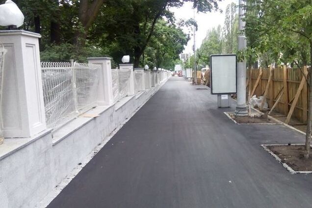 В соцсети раскритиковали новый забор киевского ботсада: дешево выглядит