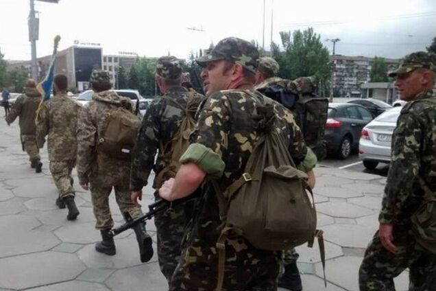 Зачем? Бойцов ВСУ заставили пешком идти из Запорожья в Мариуполь: фотофакт