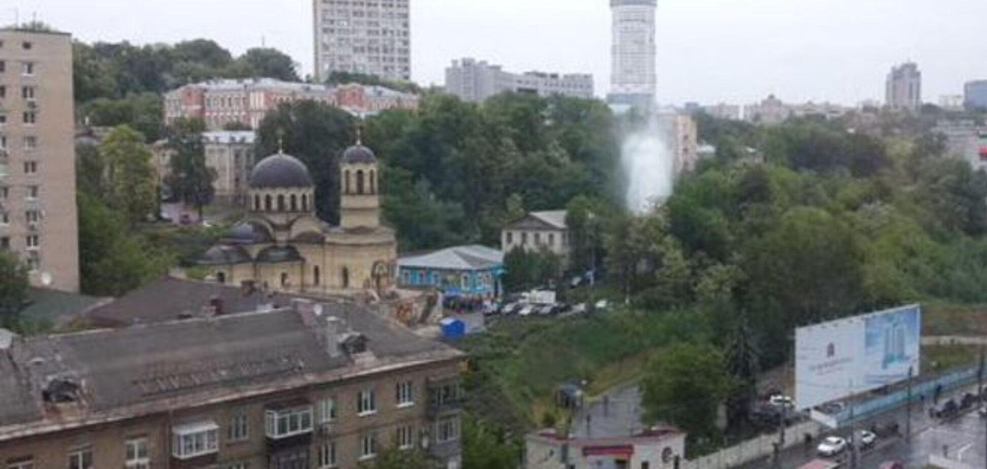 В Киеве возле больницы забил мощный гейзер: фотофакт