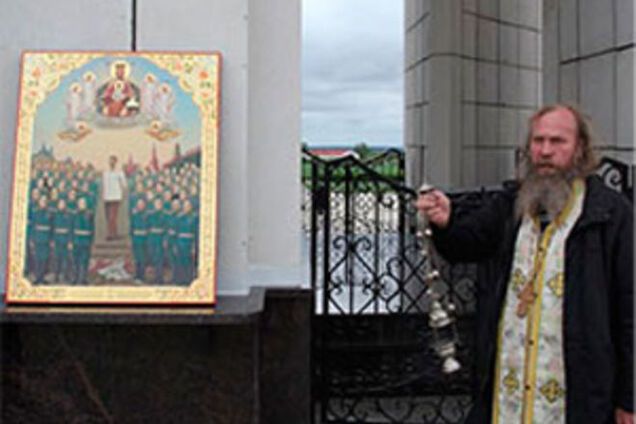 Кощунственные скрепы: в России священник провел службу с иконой кровавого тирана