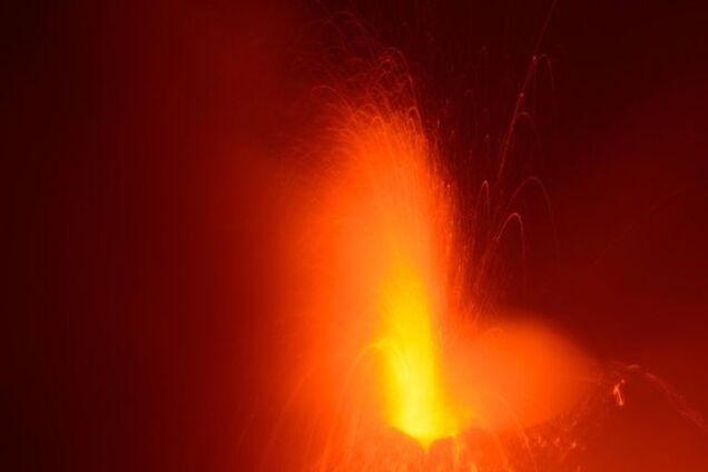 Столб пепла и раскаленные потоки: в Японии внезапно начал извергаться вулкан