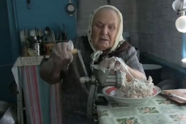 Бабушкин батальон. 95-летняя волонтерка готовит продукты для бойцов АТО