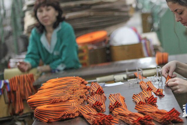 Обмотать всю Россию: как сделали 10 млн метров 'колорадской' ленты - фоторепортаж