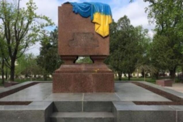 'Вечный огонь' в Харькове снова разукрасили в цвета флага Украины