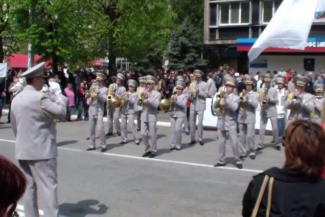 Оркестр в Луганске станцевал в стиле Медведева. Видеофакт