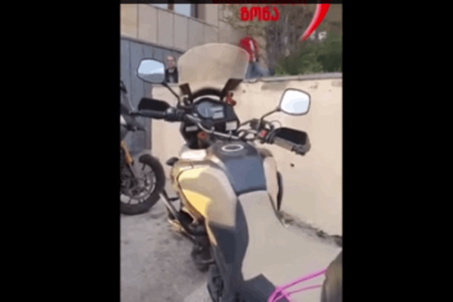 Шок! Путинские байкеры избили грузинку из-за 'георгиевской' ленточки: видеофакт
