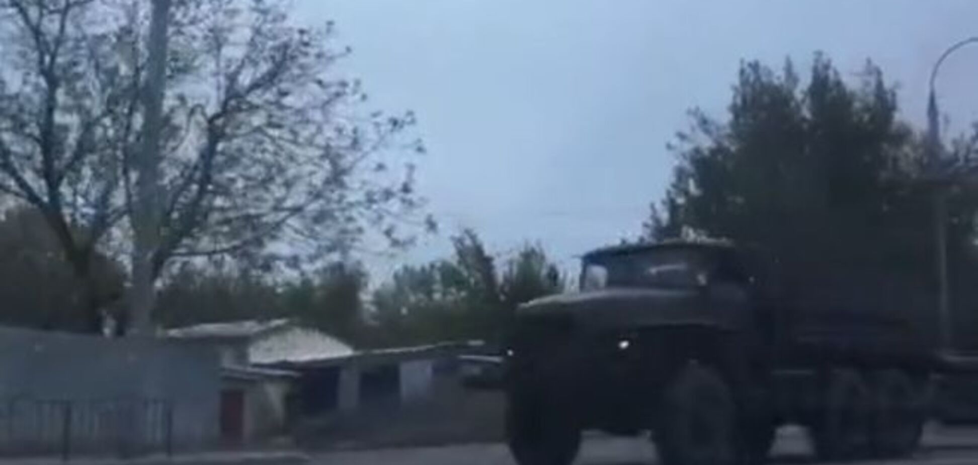 Террористы повезли к донецкому аэропорту запрещенное оружие. Видеофакт