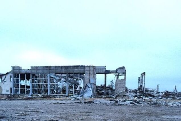 'Русский мир' пришел. В сеть попали фото руин луганского аэропорта