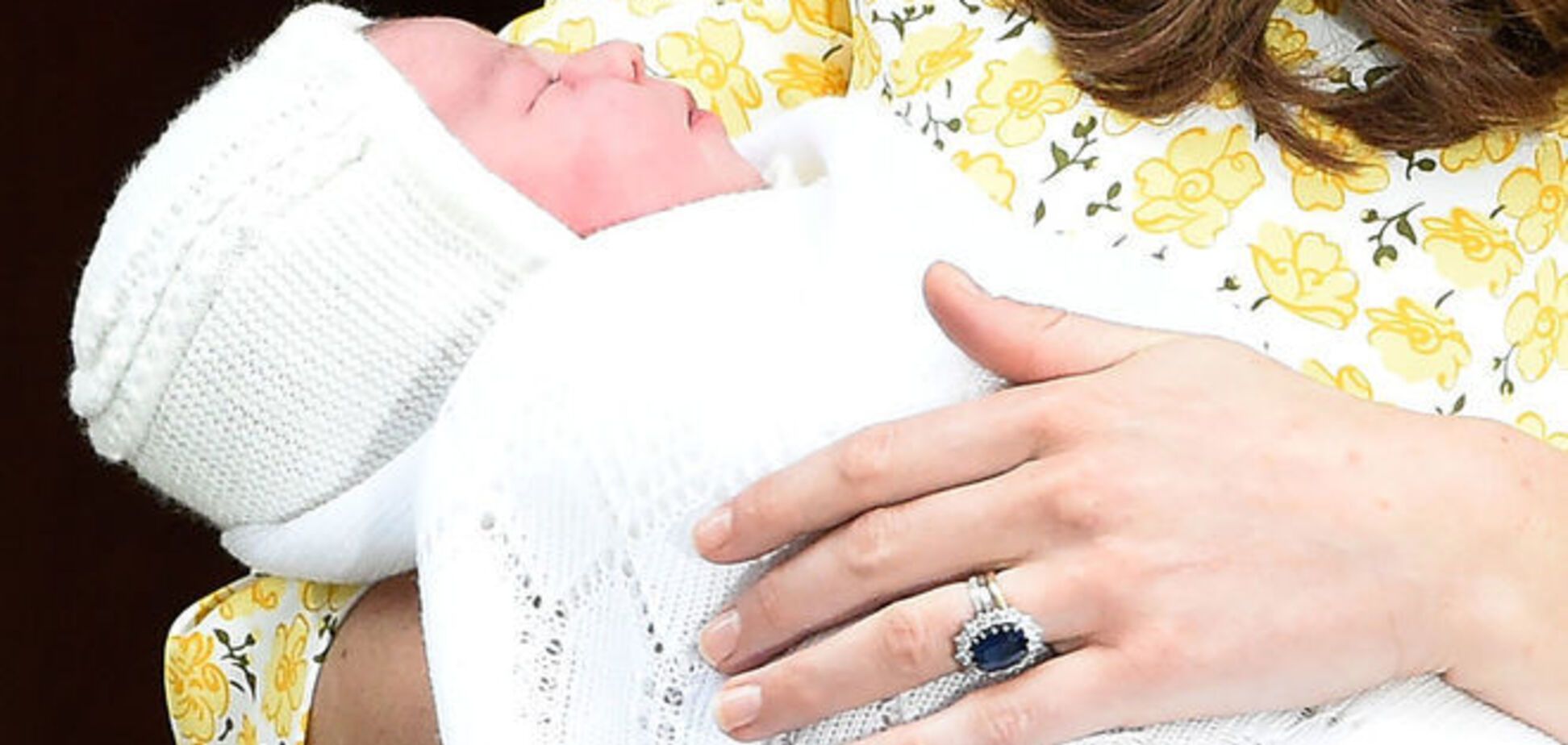 В Британии королевская семья понянчила новорожденную принцессу