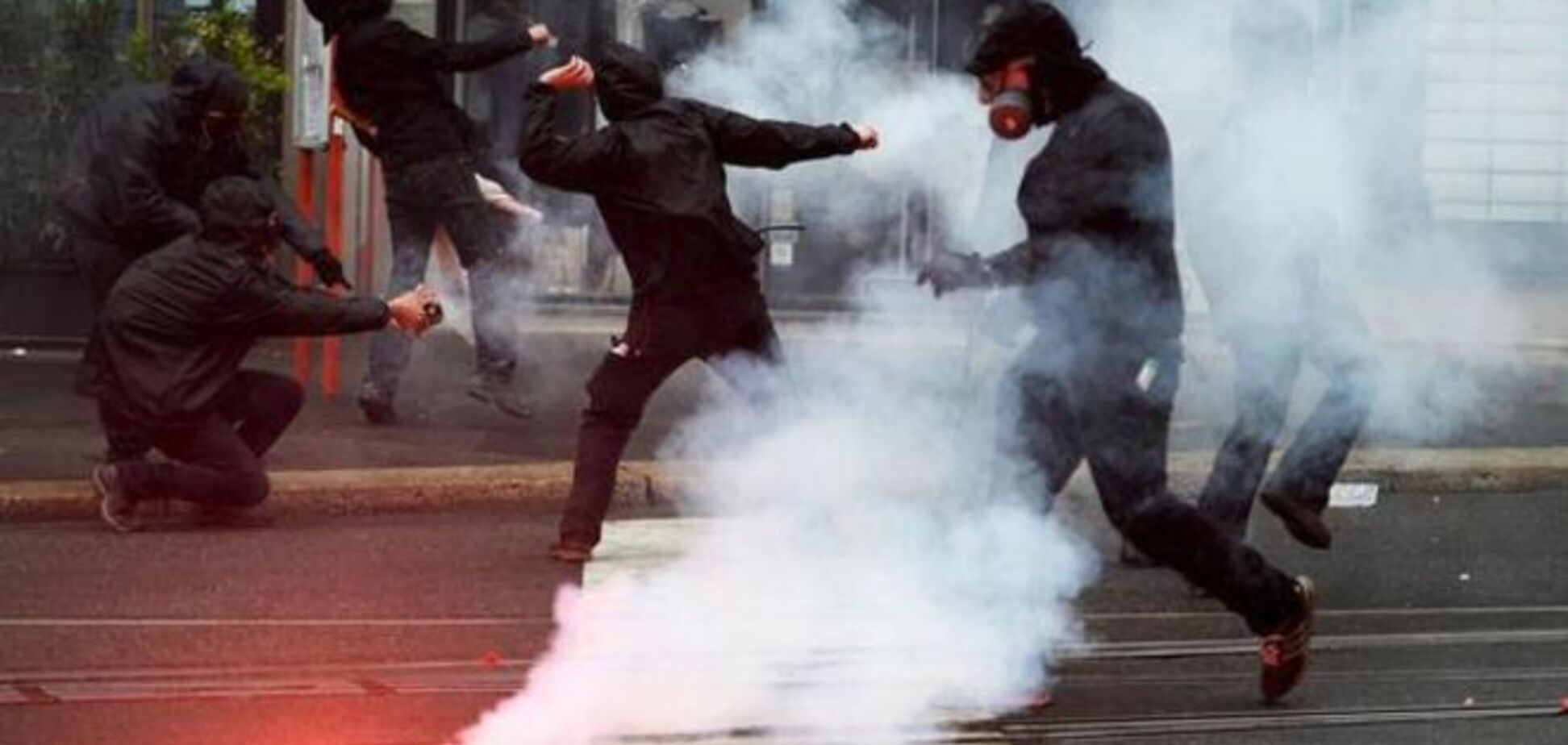 Бунт антиглобалистов в Милане: протестующим хотят запретить маски и шлемы
