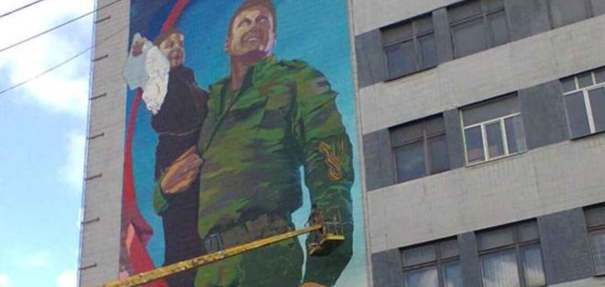 В Донецке нарисовали гигантского террориста. Фотофакт
