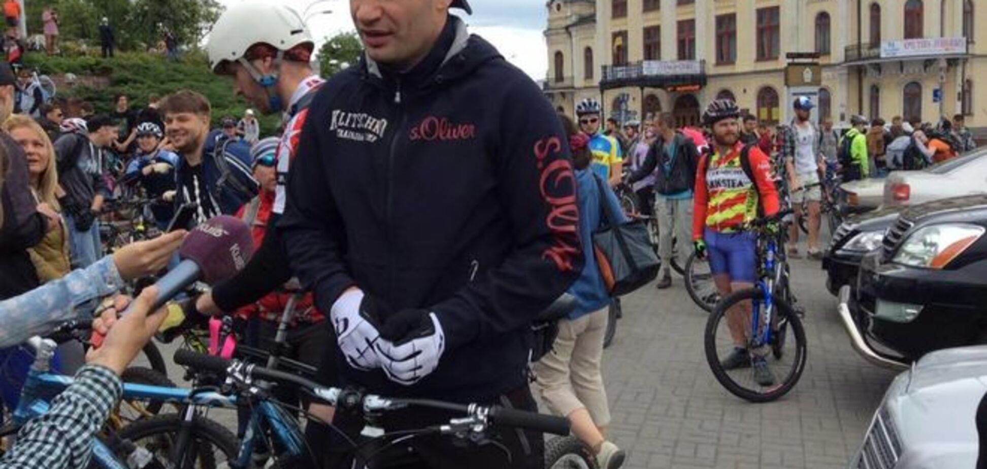 Кличко проехался по Крещатику на велосипеде. Фотофакт