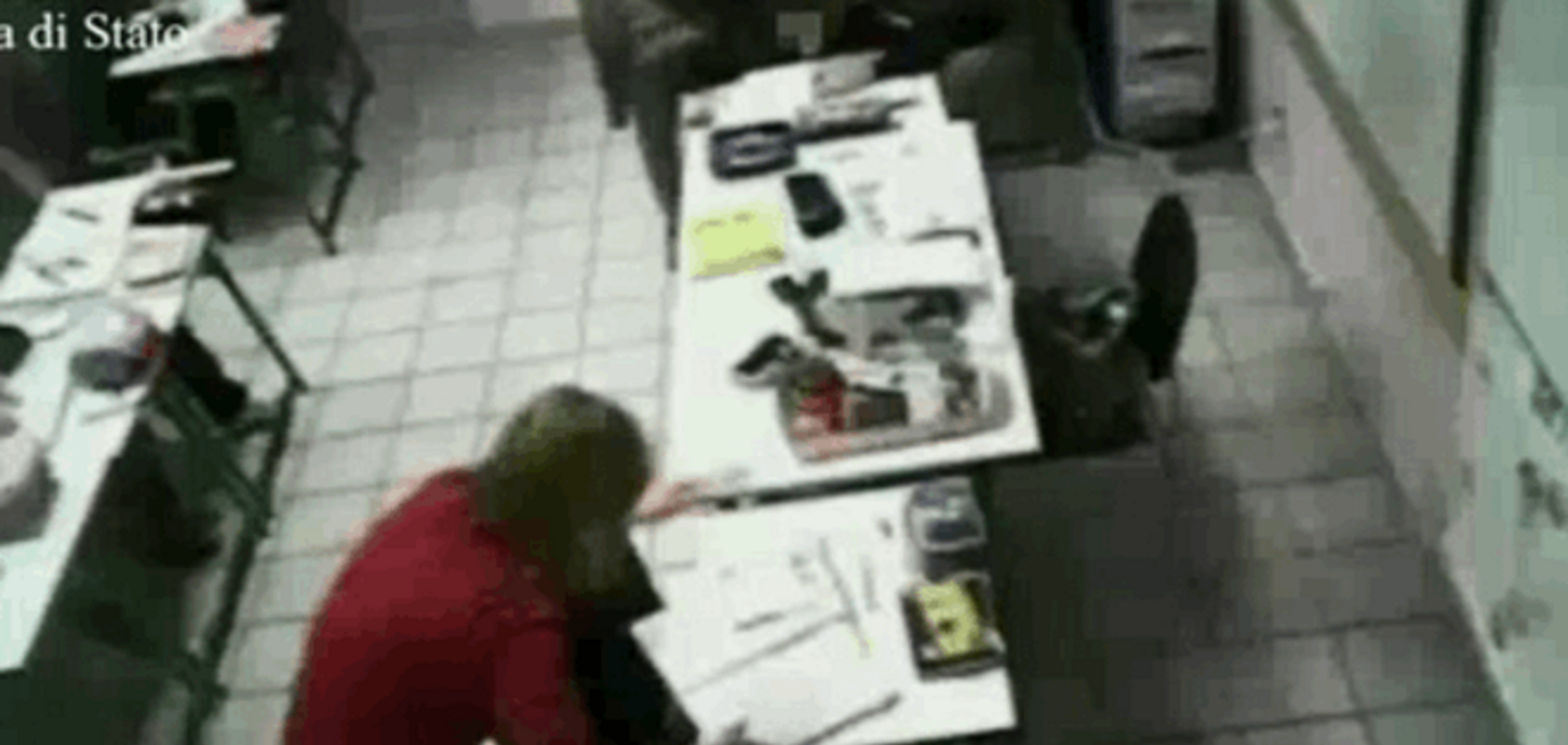 В Италии арестовали 52-летнюю учительницу-садистку: видеофакт