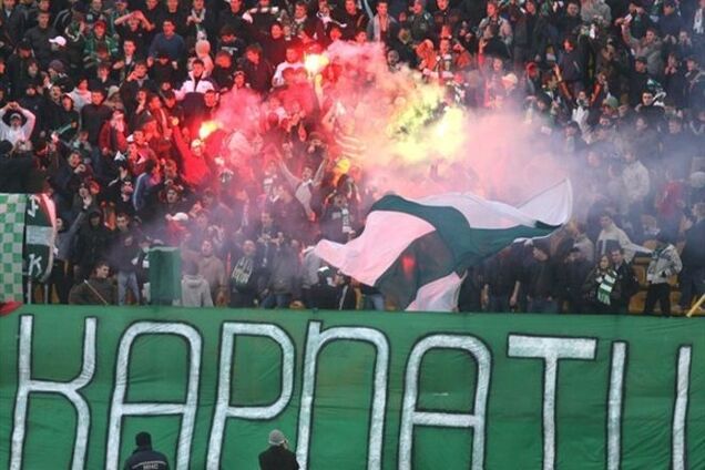 Фанаты 'Карпат' прервали матч с 'Шахтером'