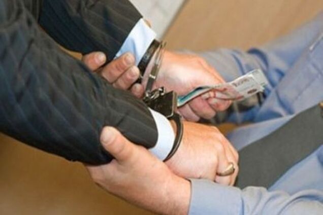 Диплом за 10,5 тысяч: директора ВУЗа в Кривом Роге поймали на взятке